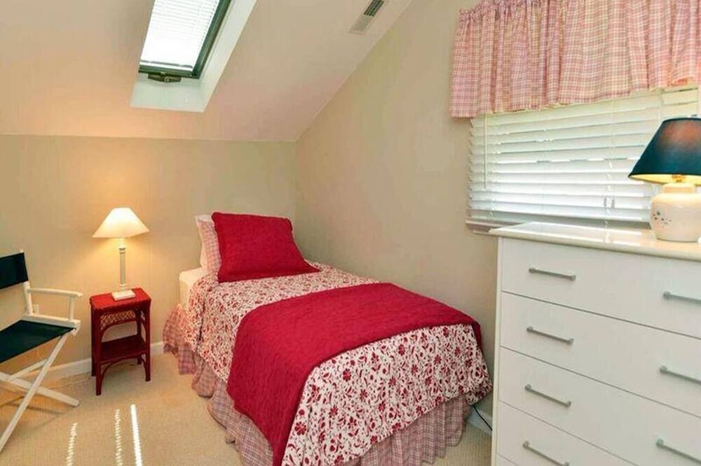Photo of Bedroom in Avalon