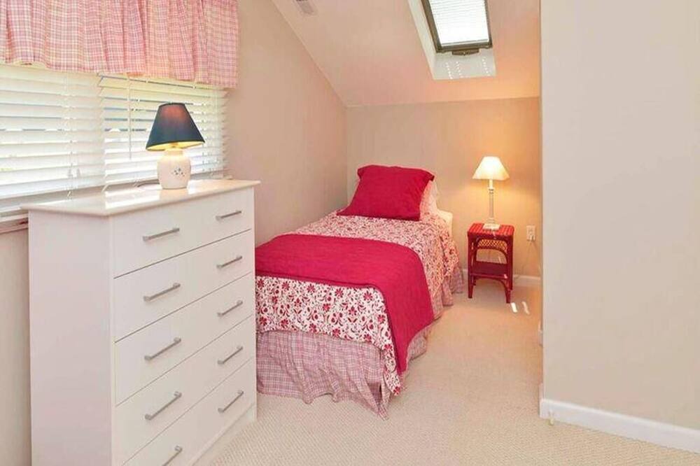 Photo of Bedroom in Avalon