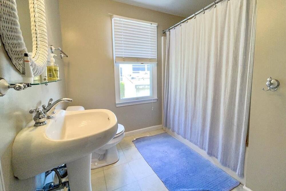 Photo of Bathroom in Avalon