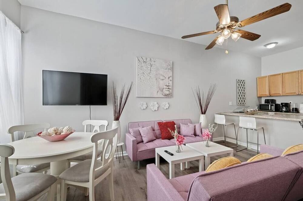 Photo of Livingroom in Graduate Hospital