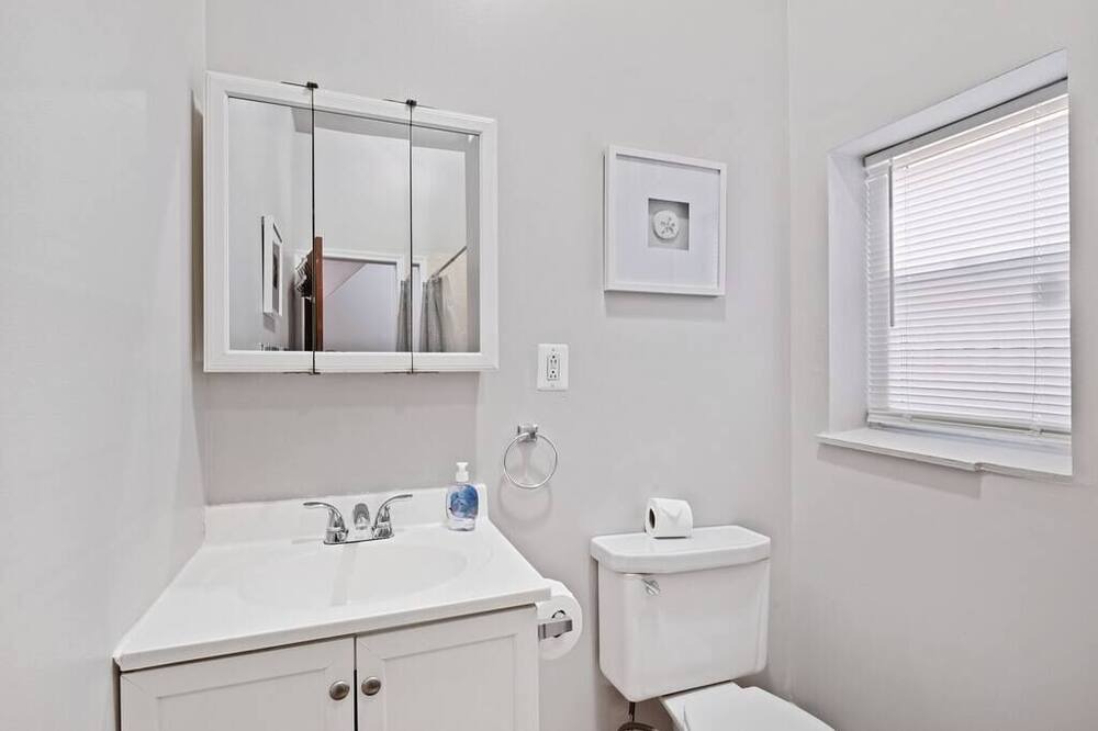 Photo of Bathroom in Graduate Hospital
