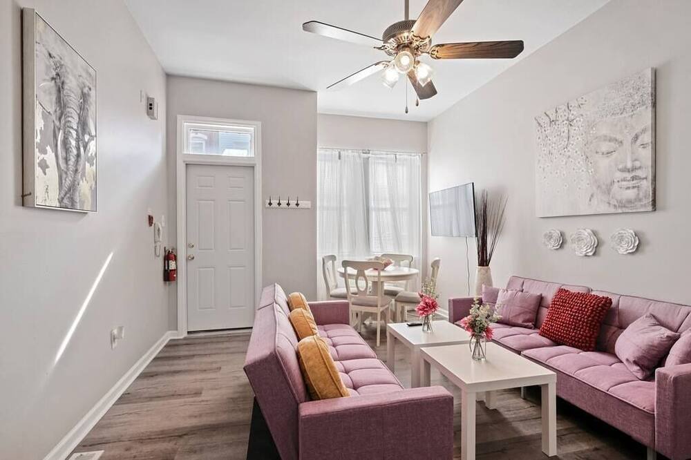 Photo of Livingroom in Graduate Hospital
