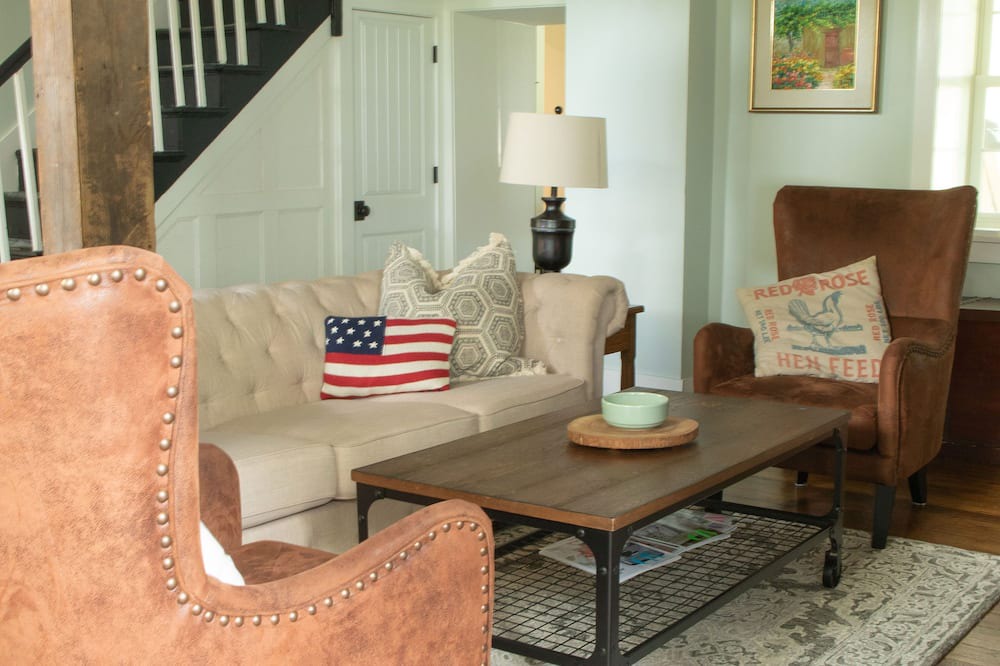 Photo of Livingroom in New Midway