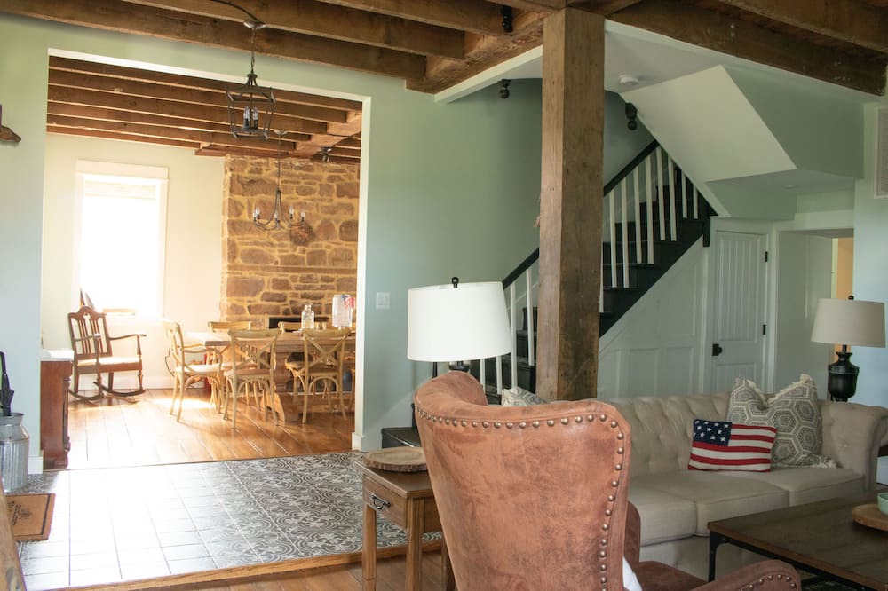 Photo of Livingroom in New Midway