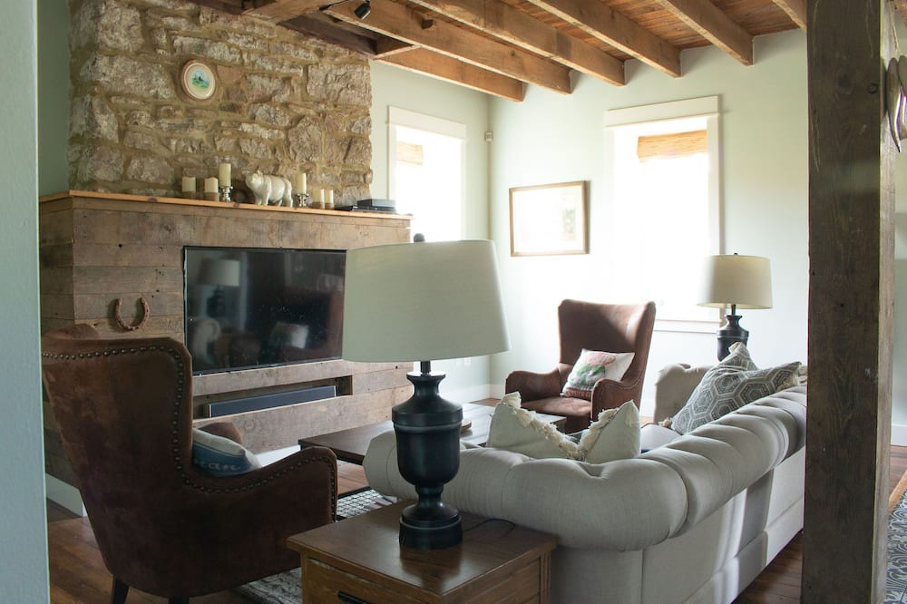 Photo of Livingroom in New Midway