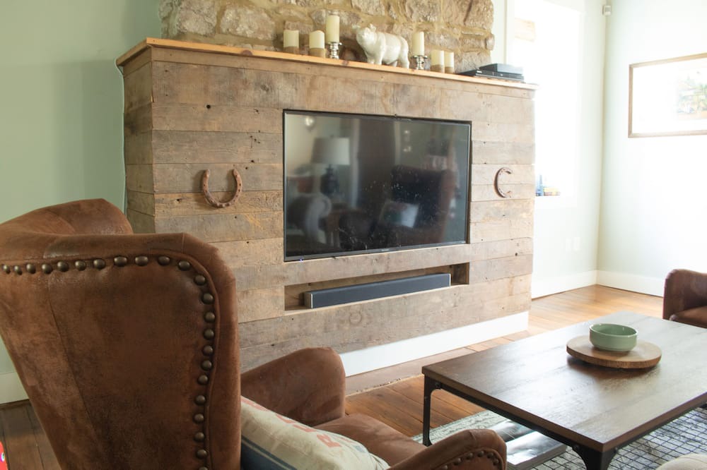 Photo of Livingroom in New Midway