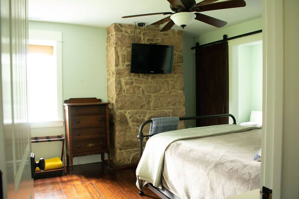 Photo of Bedroom in New Midway
