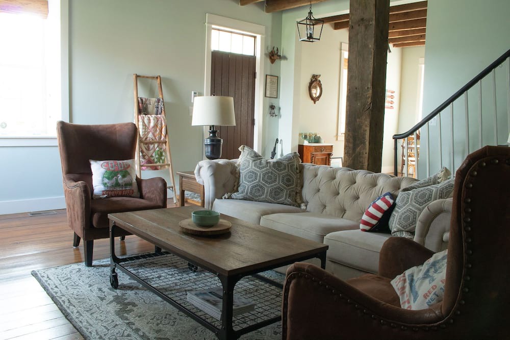 Photo of Livingroom in New Midway