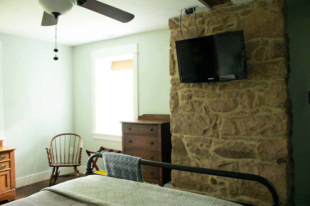 Photo of Bedroom in New Midway