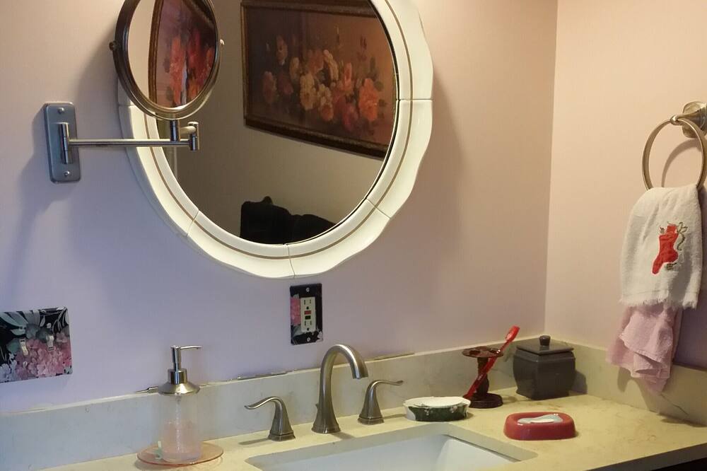 Photo of Bathroom in Butztown