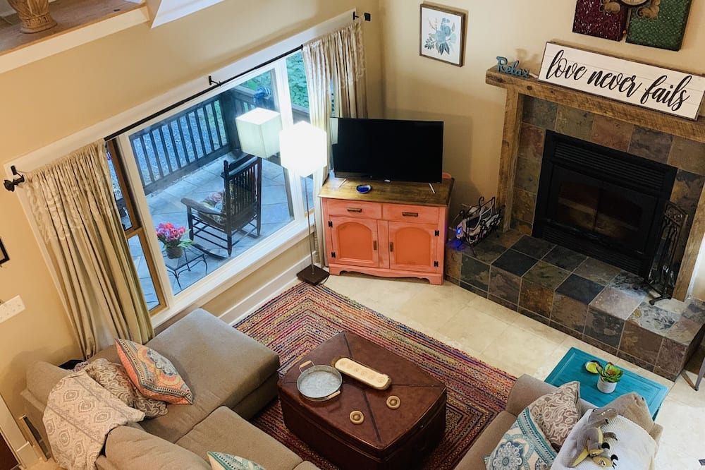 Photo of Livingroom in Chestnut Springs