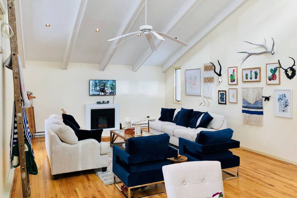 Photo of Livingroom in Woodridge