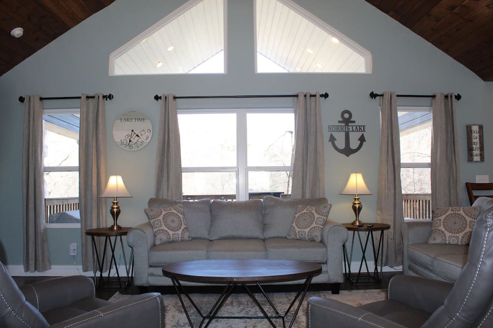 Photo of Livingroom in Lakeside Estates