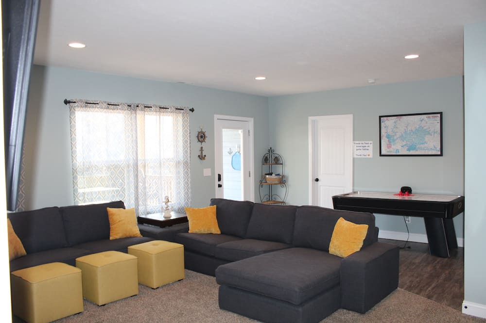 Photo of Livingroom in Lakeside Estates