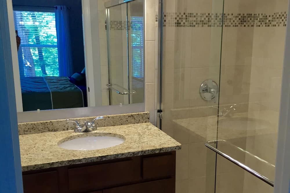 Photo of Bathroom in Lakeside Estates