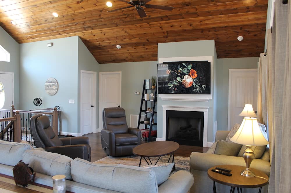 Photo of Livingroom in Lakeside Estates
