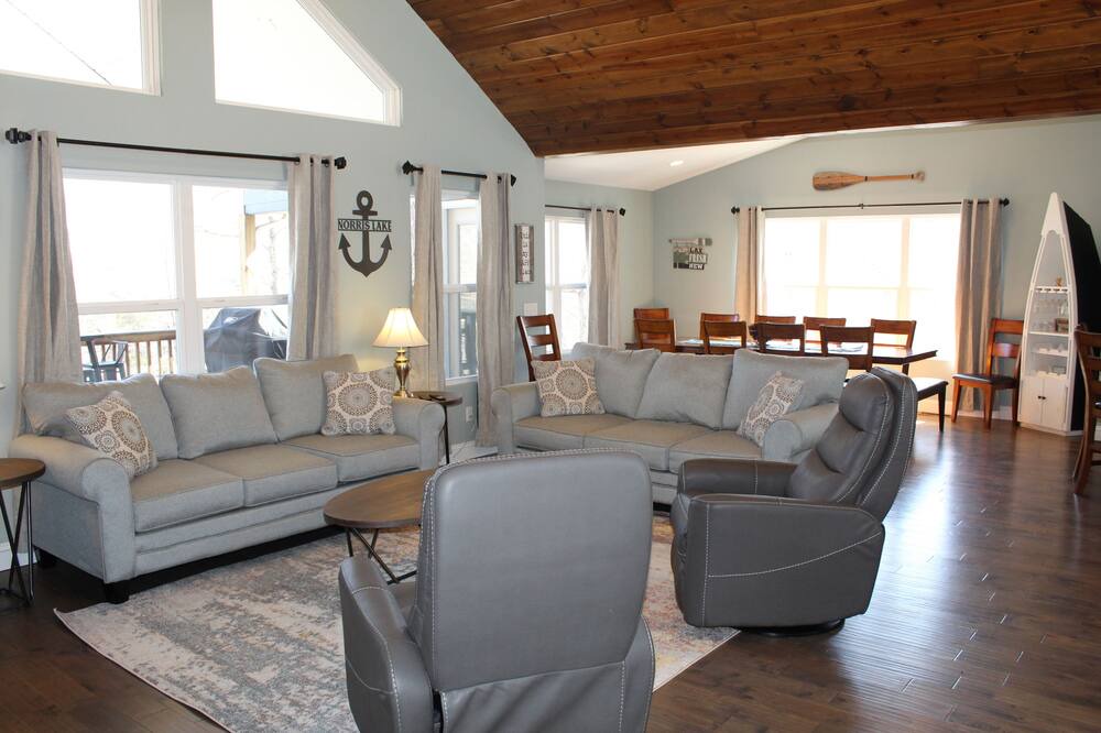 Photo of Livingroom in Lakeside Estates
