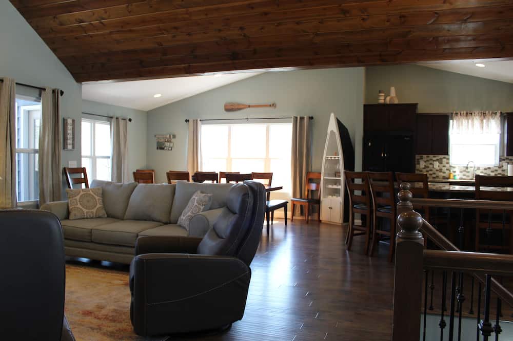 Photo of Livingroom in Lakeside Estates