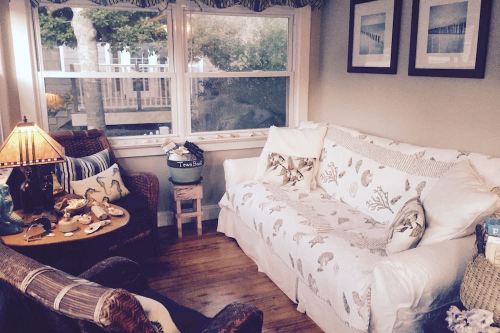 Photo of Livingroom in Town Bank