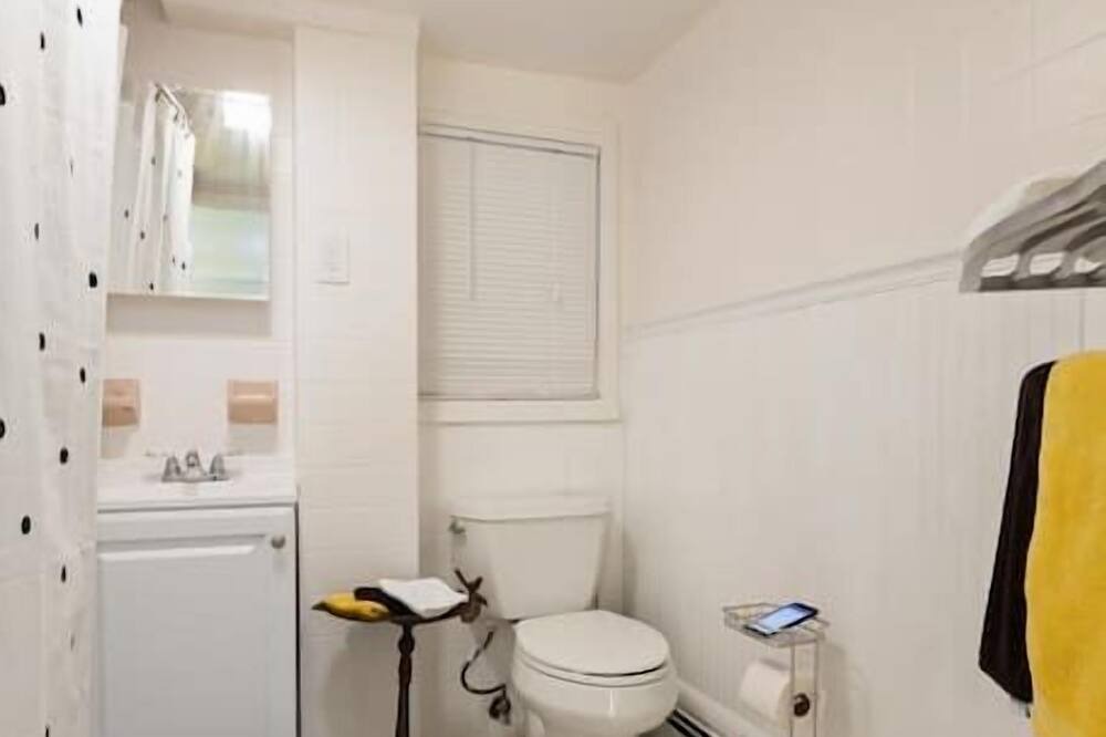 Photo of Bathroom in Guttenberg