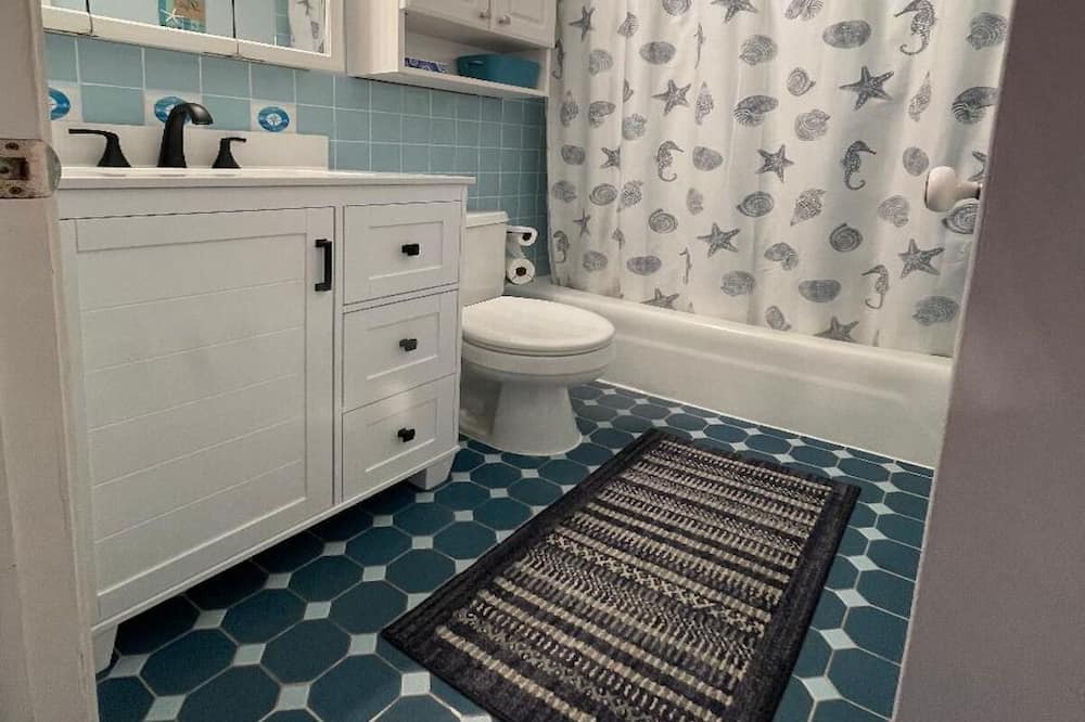 Photo of Bathroom in Admiral Estates