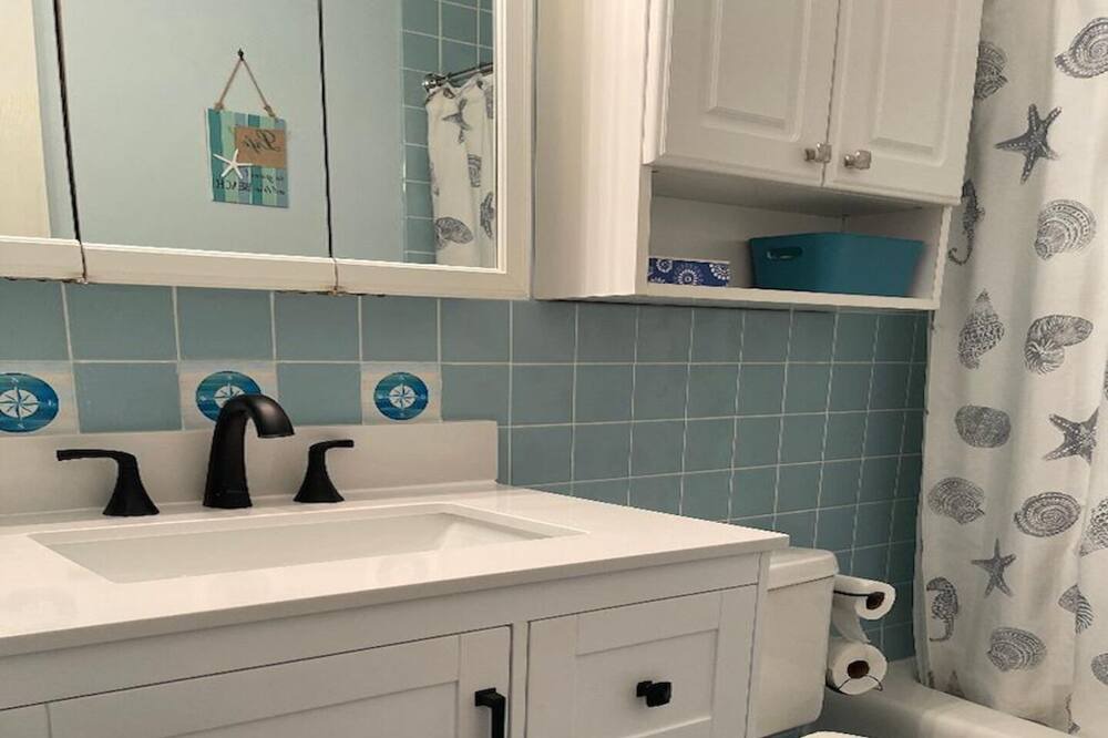 Photo of Bathroom in Admiral Estates