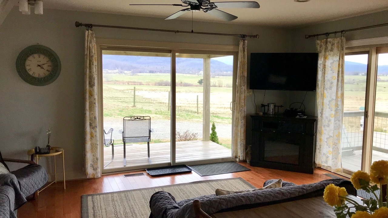 Photo of Livingroom in Etlan