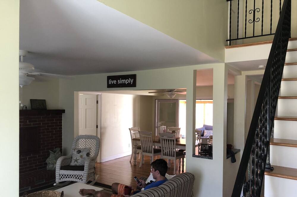 Photo of Livingroom in A-Zone