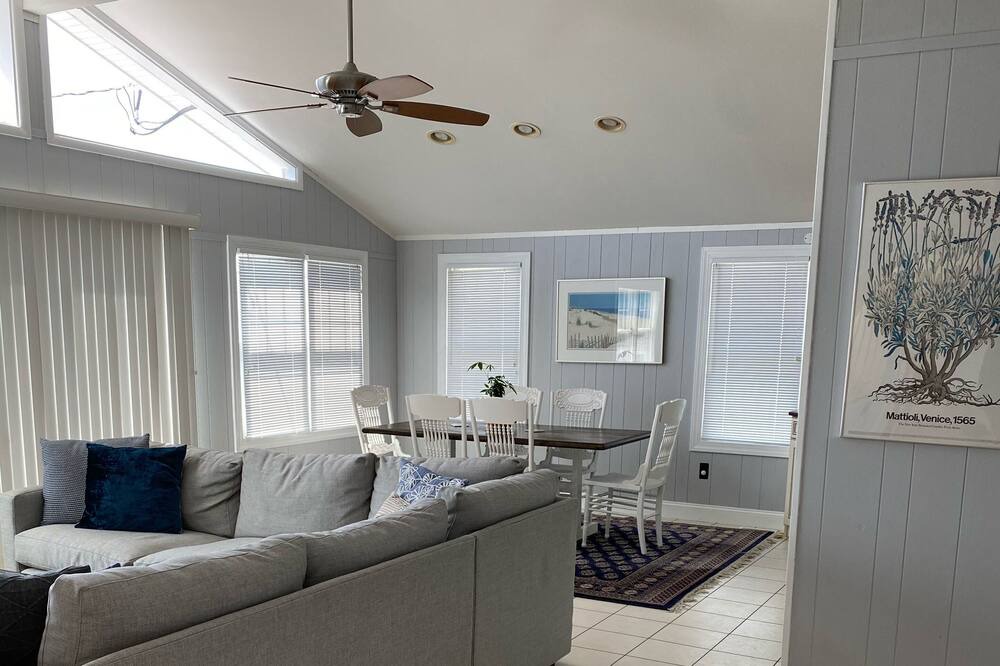 Photo of Livingroom in Point Pleasant - Toms River