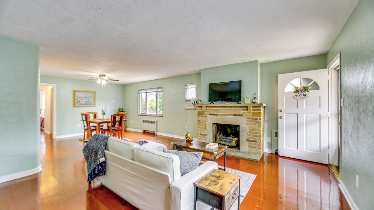 Photo of Livingroom in Forest Hills