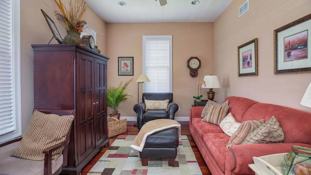Photo of Livingroom in Town Bank