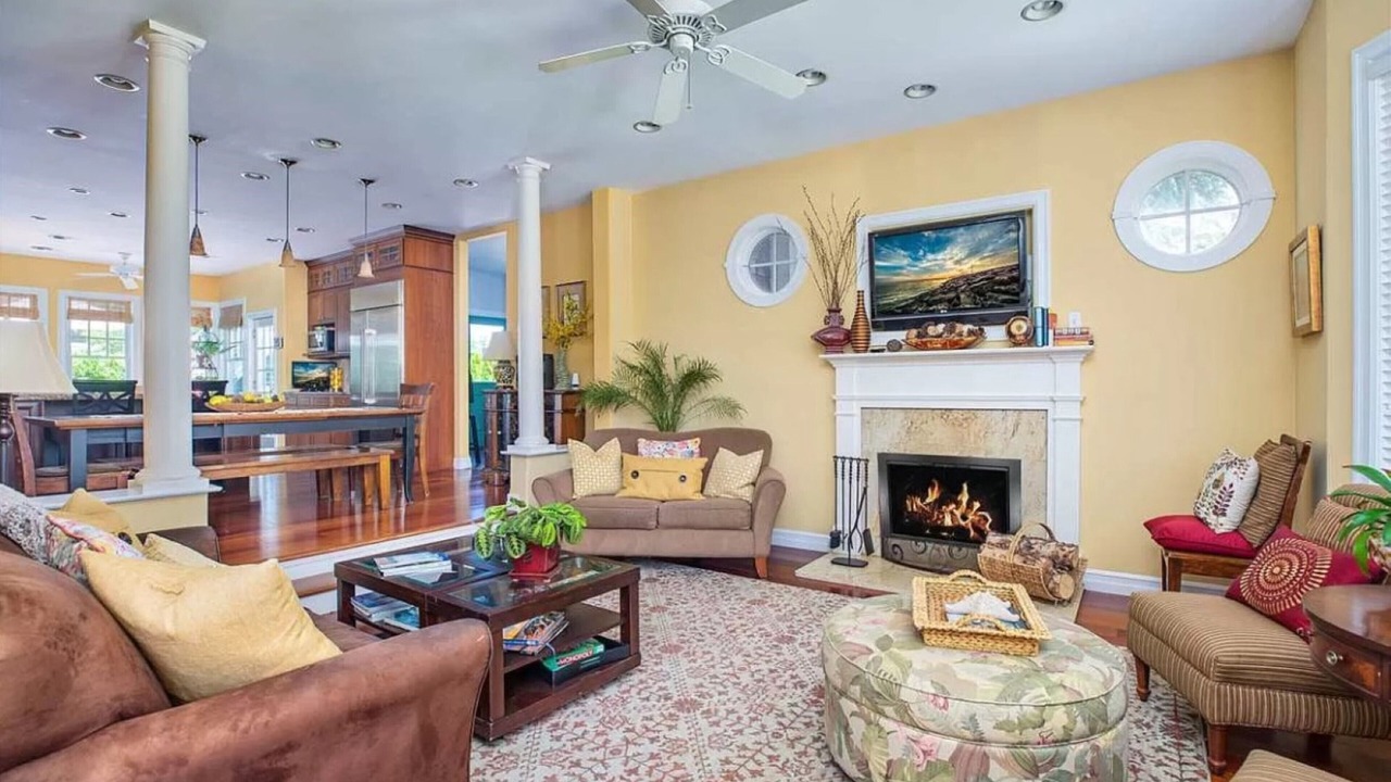 Photo of Livingroom in Town Bank