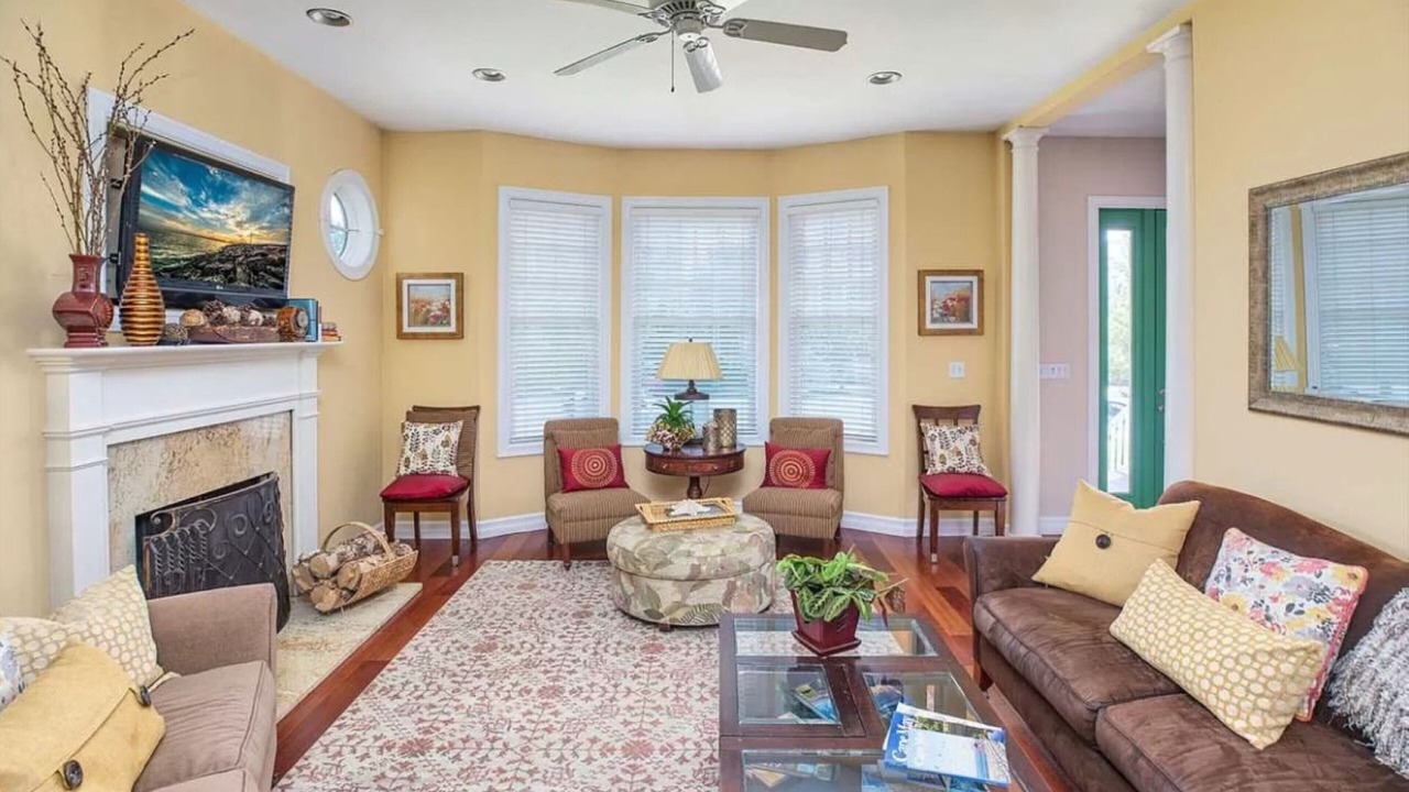 Photo of Livingroom in Town Bank