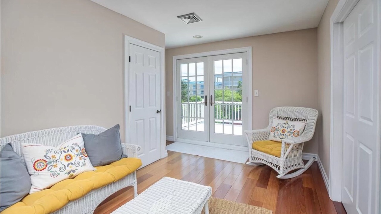 Photo of Livingroom in Town Bank
