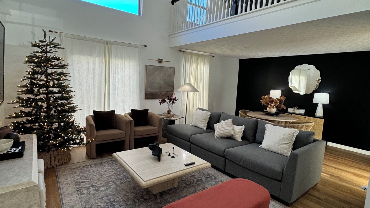 Photo of Livingroom in Summit Station