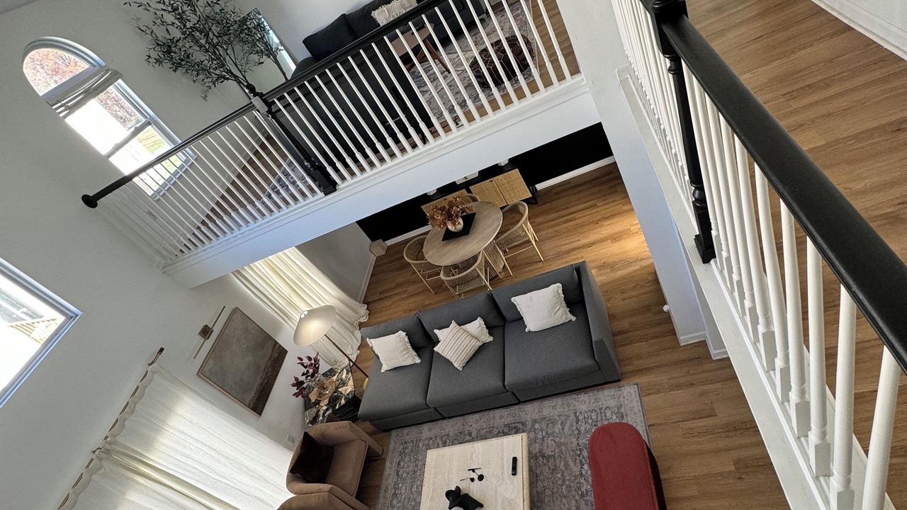 Photo of Livingroom in Summit Station