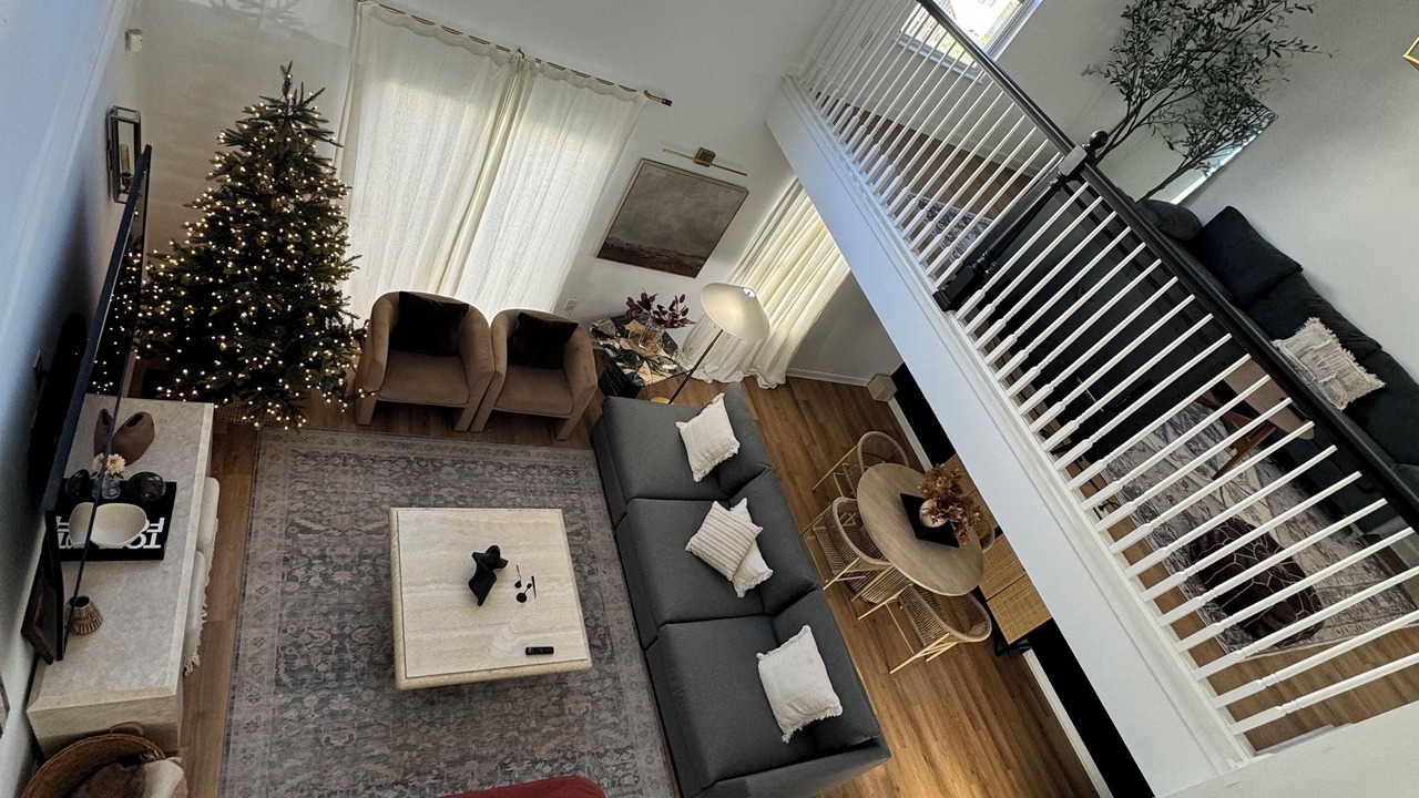 Photo of Livingroom in Summit Station