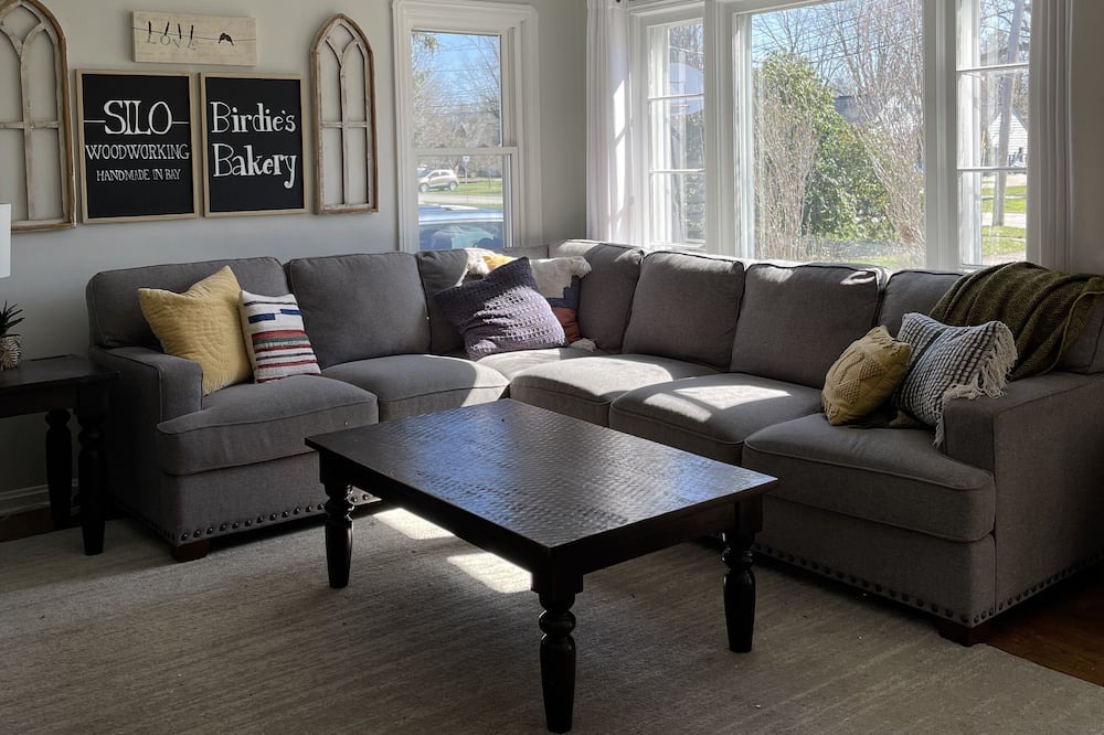Photo of Livingroom in Bay Village