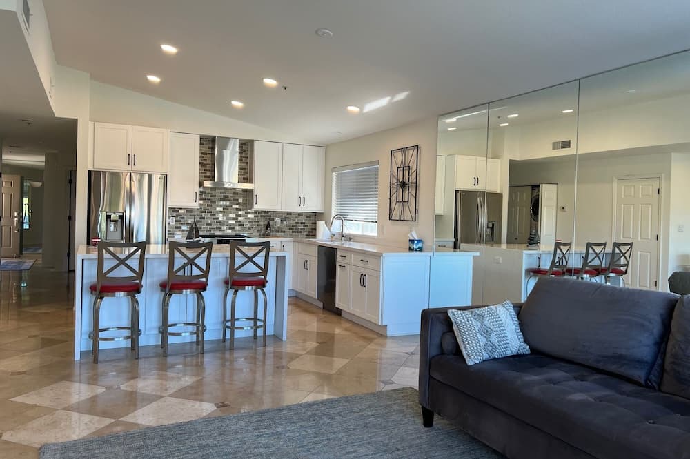 Photo of Livingroom in Monterey Point