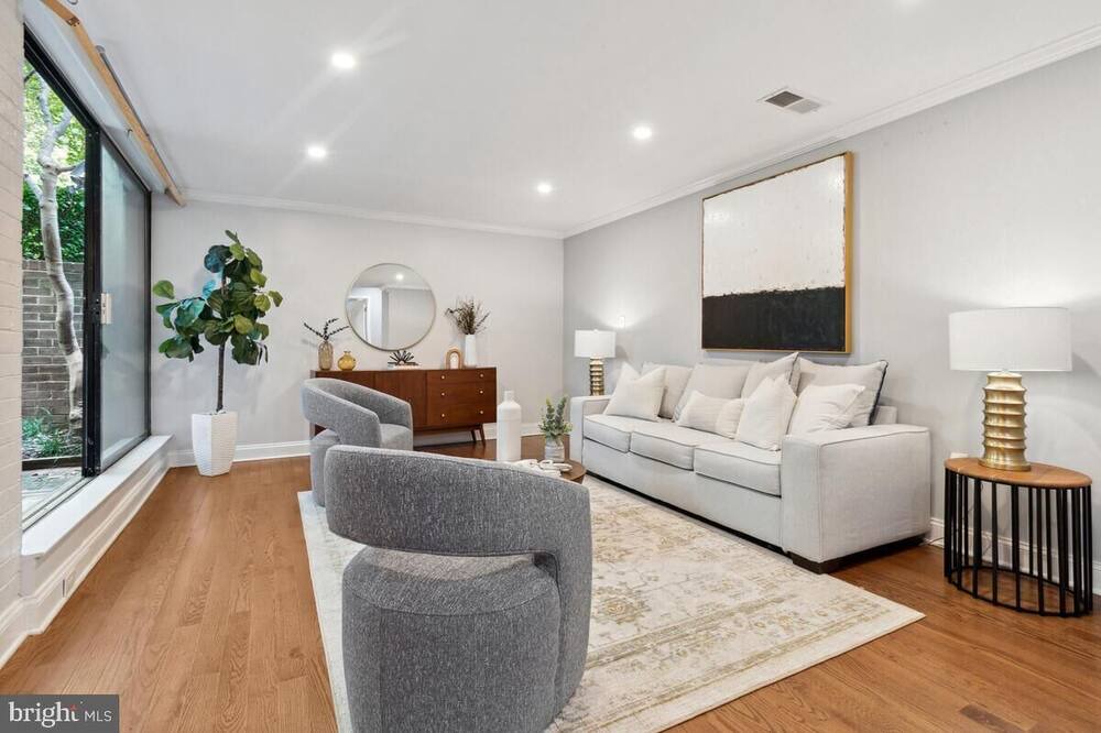 Photo of Livingroom in Forest Glen
