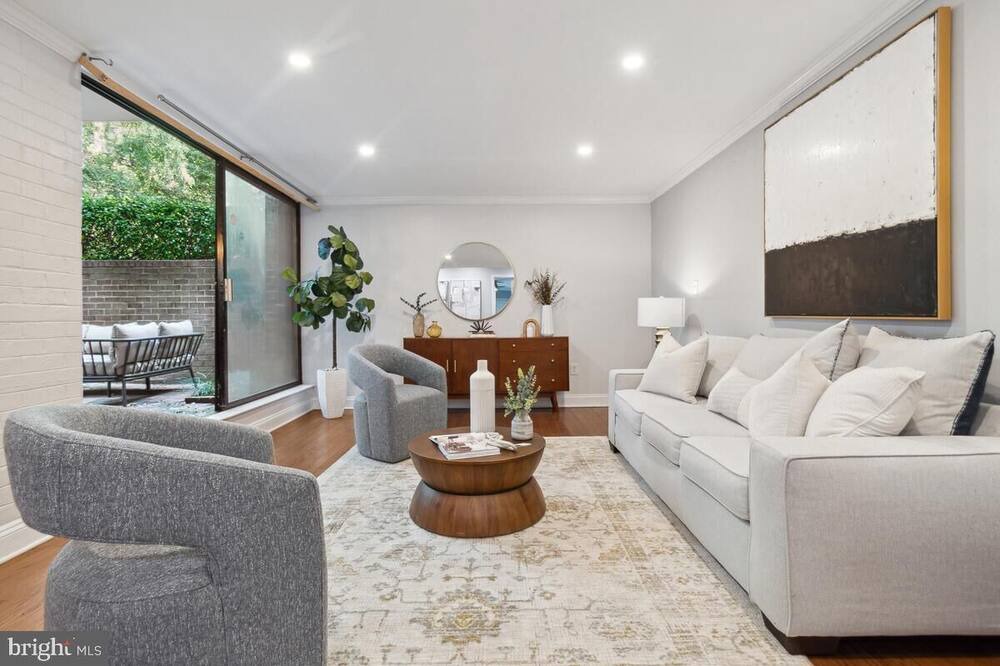 Photo of Livingroom in Forest Glen