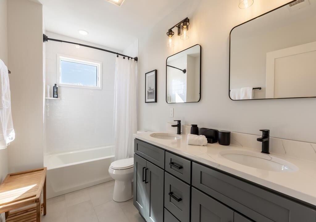 Photo of Bathroom in Admiral Estates