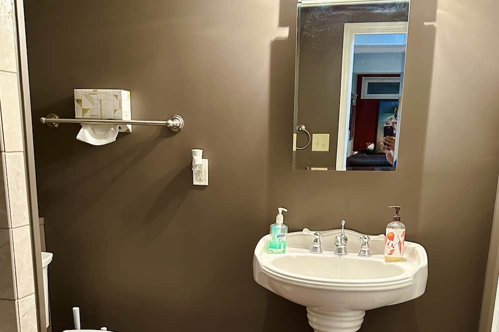 Photo of Bathroom in Rosaryville