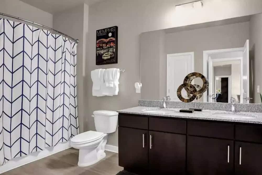 Photo of Bathroom in Lakes of Forest Hill