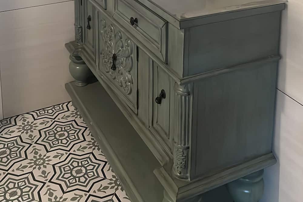 Photo of Bathroom in Linden