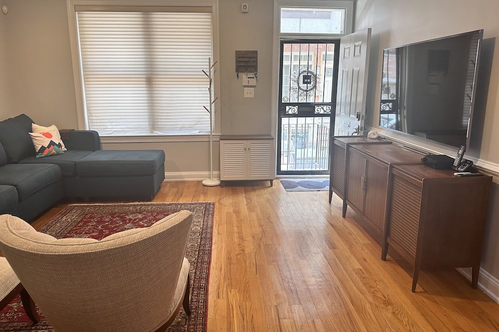 Photo of Livingroom in Graduate Hospital
