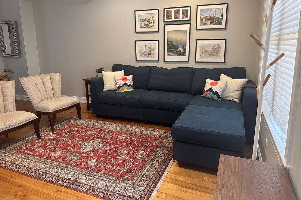 Photo of Livingroom in Graduate Hospital