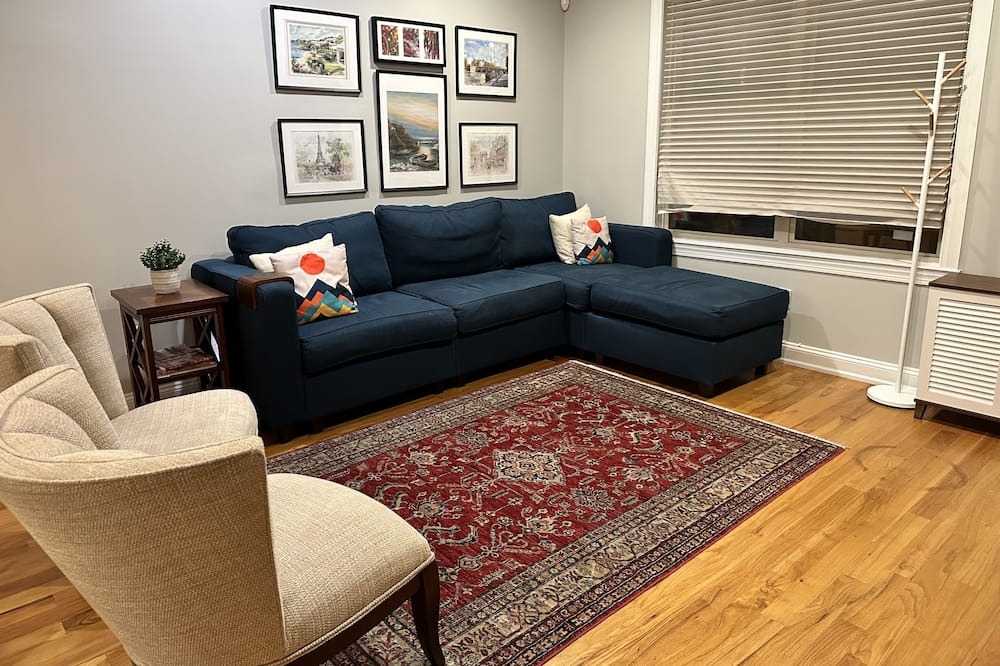 Photo of Livingroom in Graduate Hospital