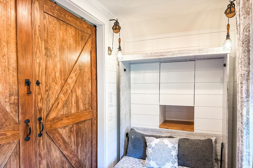 Photo of Bedroom in Batesville
