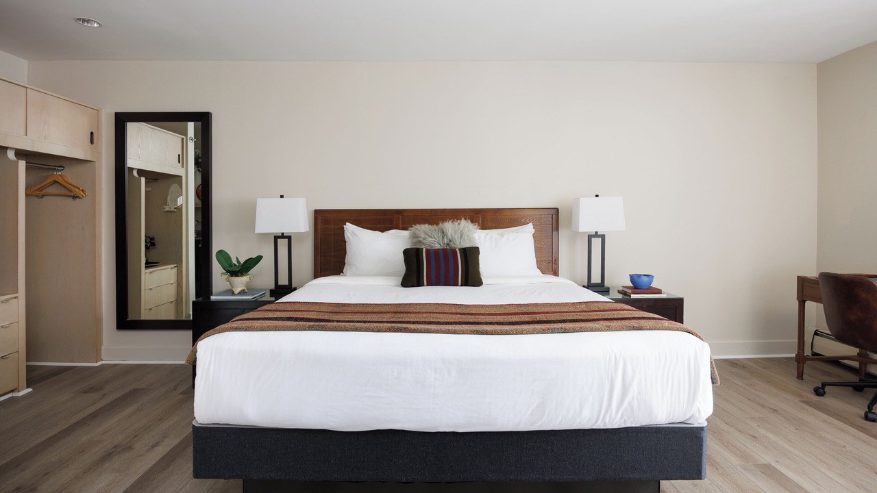 Photo of Bedroom in Great Neck Plaza